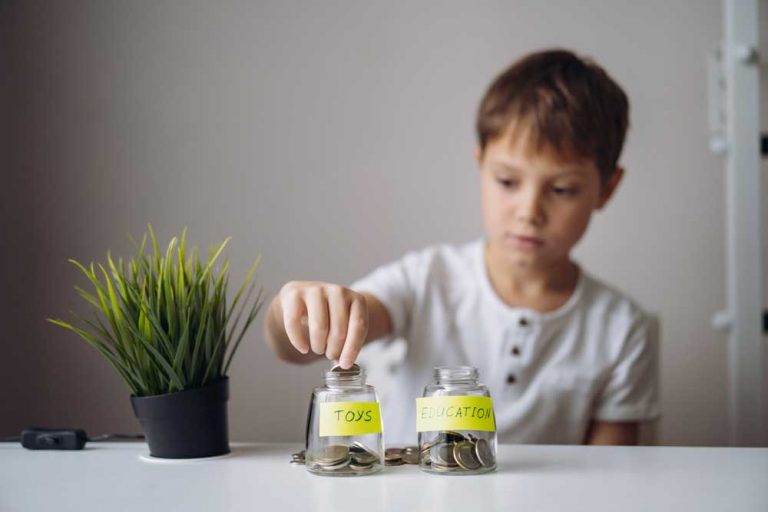 4 lucruri pe care sa i le spui copilului despre banci