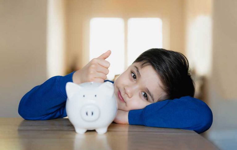 4 motive pentru care ai nevoie de un copil educat financiar