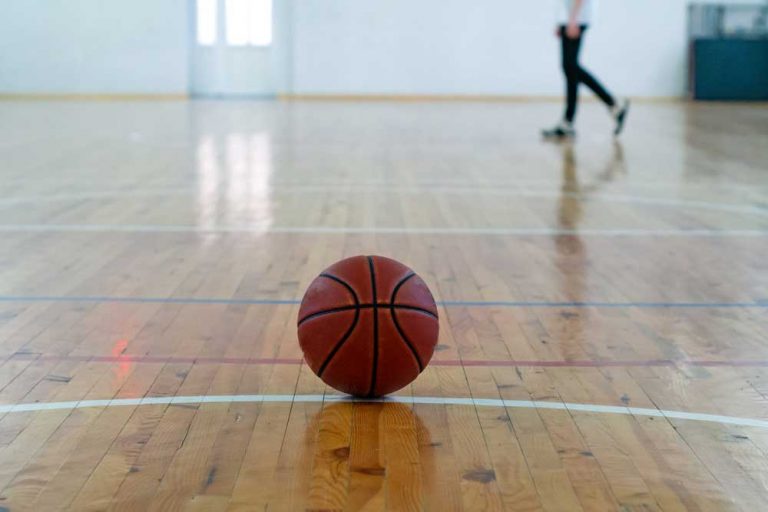 5 moduri prin care baschetul il ajuta pe copil sa fie un lider bun